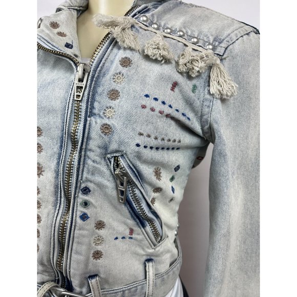 BlankNYC Women's Light Blue Embroidered Zip Up Buckle Strap Denim Jacket - NWT - Picture 8 of 15